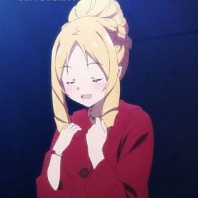 两女子推护理床上的老人赏花